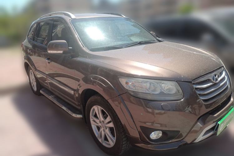 Used Hyundai Santa Fe Classic 2011 2.4 Ultimate Edition 7-Seater Two-Wheel Drive Front Right 45 Deg