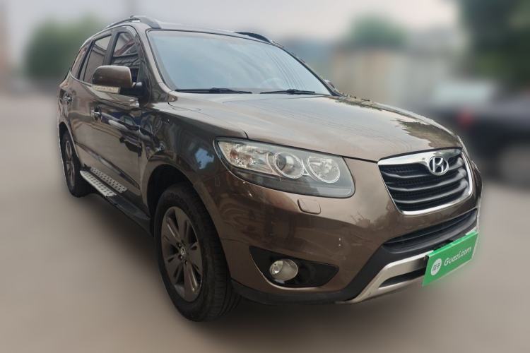 Used Hyundai Santa Fe Classic 2011 2.4 Ultimate Edition 7-Seater Two-Wheel Drive Front Right 45 Deg