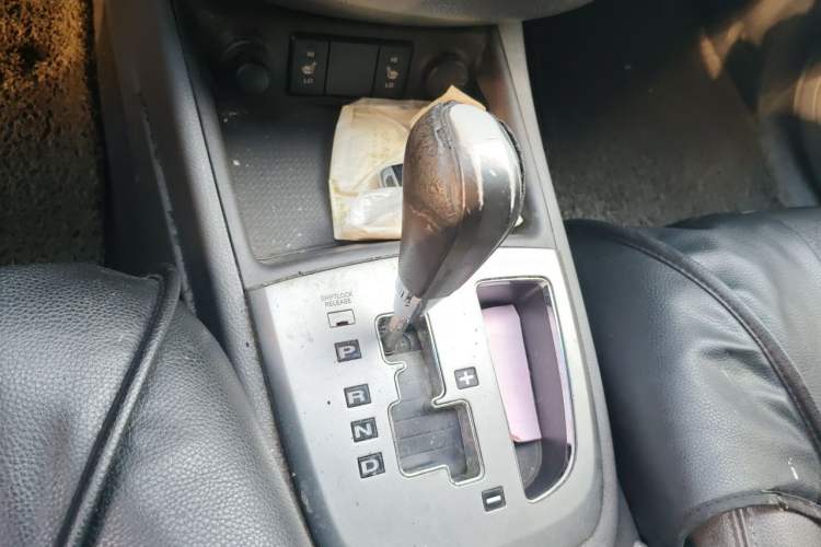 Used Hyundai Santa Fe Classic 2011 2.4 Ultimate Edition 7-Seater Two-Wheel Drive Gear Lever