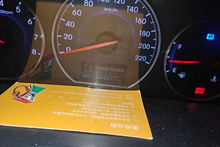 Used Hyundai Santa Fe Classic 2011 2.4 Comfort Edition 7-Seater Two-Wheel Drive Odometer Close Up