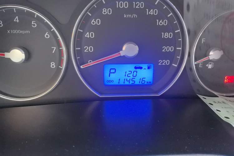 Used Hyundai Santa Fe Classic 2011 2.4 Comfort Edition 7-Seater Two-Wheel Drive Odometer Close Up
