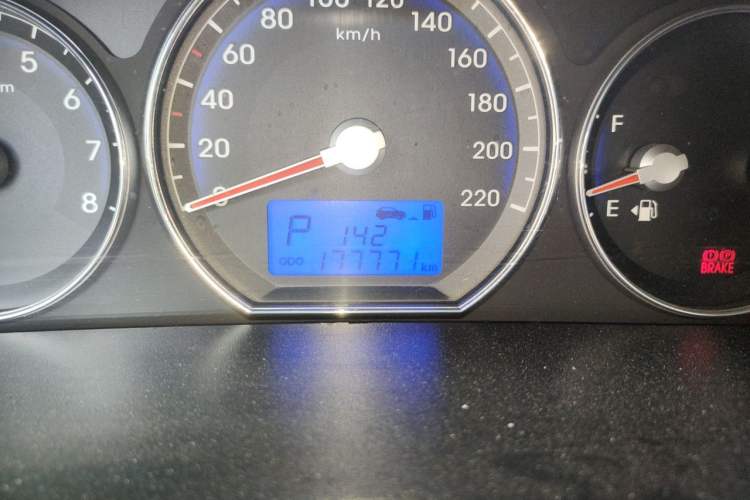 Used Hyundai Santa Fe Classic 2011 2.4 Comfort Edition 7-Seater Two-Wheel Drive Odometer Close Up