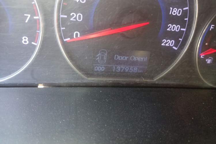 Used Hyundai Santa Fe Classic 2011 2.4 Ultimate Edition 7-Seater Two-Wheel Drive Odometer Close Up