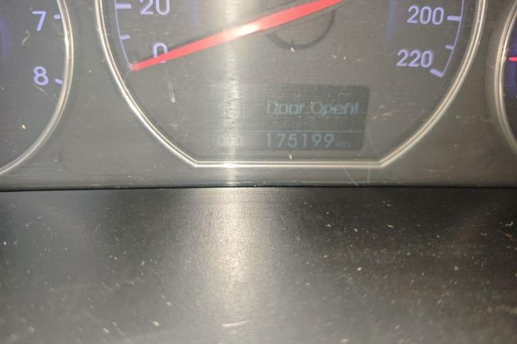 Used Hyundai Santa Fe Classic 2011 2.4 Ultimate Edition 7-Seater Two-Wheel Drive Odometer Close Up