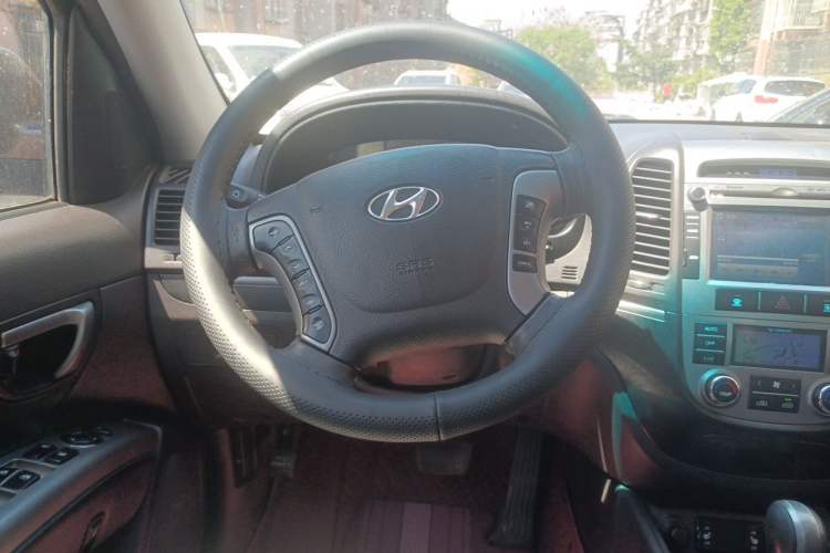 Used Hyundai Santa Fe Classic 2011 2.4 Ultimate Edition 7-Seater Two-Wheel Drive Steering Wheel