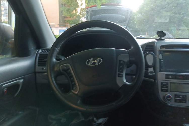 Used Hyundai Santa Fe Classic 2011 2.4 Ultimate Edition 7-Seater Two-Wheel Drive Steering Wheel