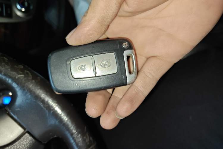 Used Hyundai Santa Fe Classic 2011 2.4 Comfort Edition 7-Seater Two-Wheel Drive Vehicle Key