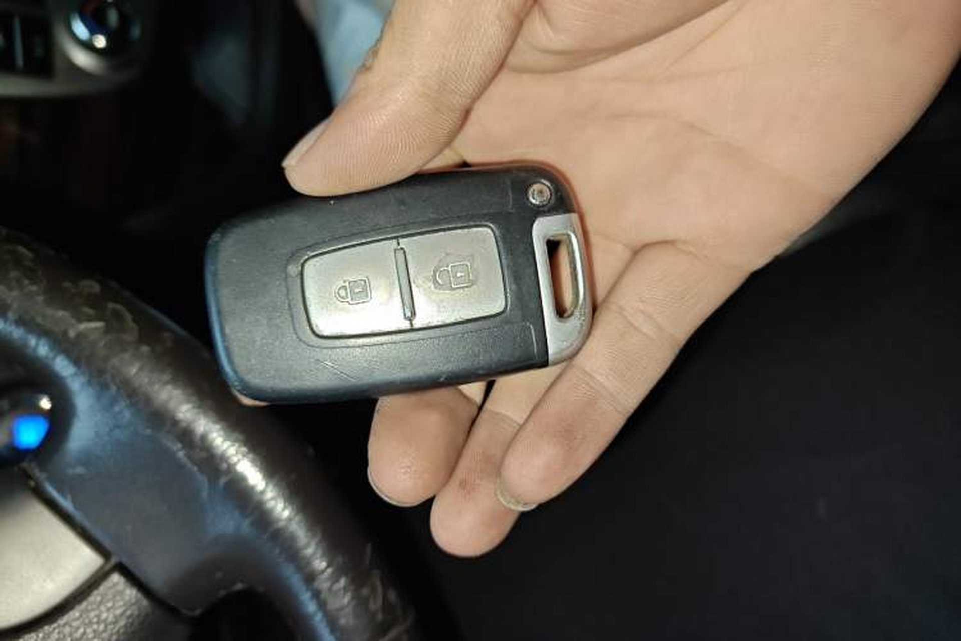 Used Hyundai Santa Fe Classic 2011 2.4 Comfort Edition 7-Seater Two-Wheel Drive Vehicle Key