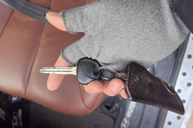 Used Hyundai Santa Fe Classic 2011 2.4 Comfort Edition 7-Seater Two-Wheel Drive Vehicle Key