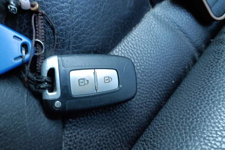 Used Hyundai Santa Fe Classic 2011 2.4 Ultimate Edition 7-Seater Two-Wheel Drive Vehicle Key