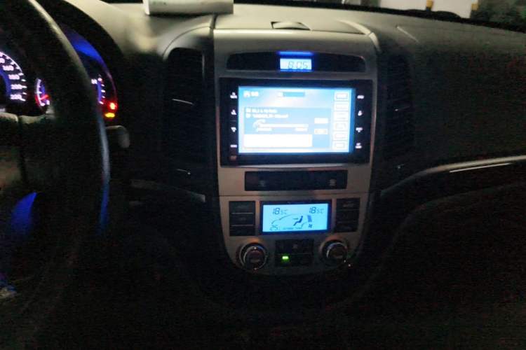 Used Hyundai Santa Fe Classic 2011 2.4 Luxury Edition 7-Seater Two-Wheel Drive Audio And AC Panel
