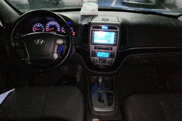 Used Hyundai Santa Fe Classic 2011 2.4 Luxury Edition 7-Seater Two-Wheel Drive Center Console
