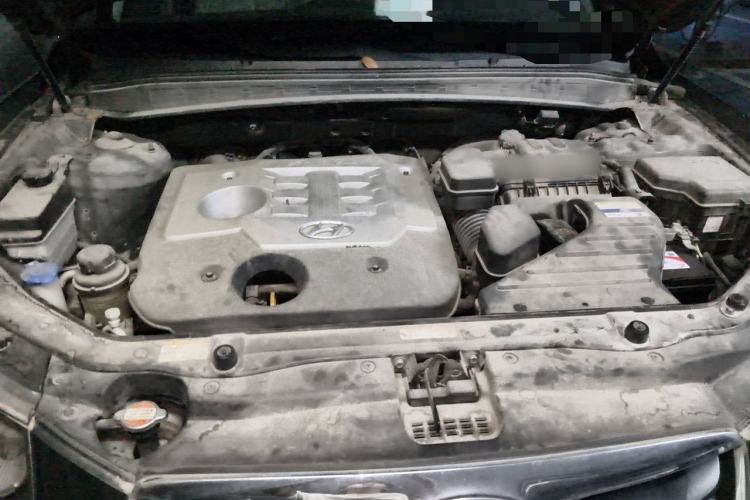 Used Hyundai Santa Fe Classic 2011 2.4 Luxury Edition 7-Seater Two-Wheel Drive Engine Bay