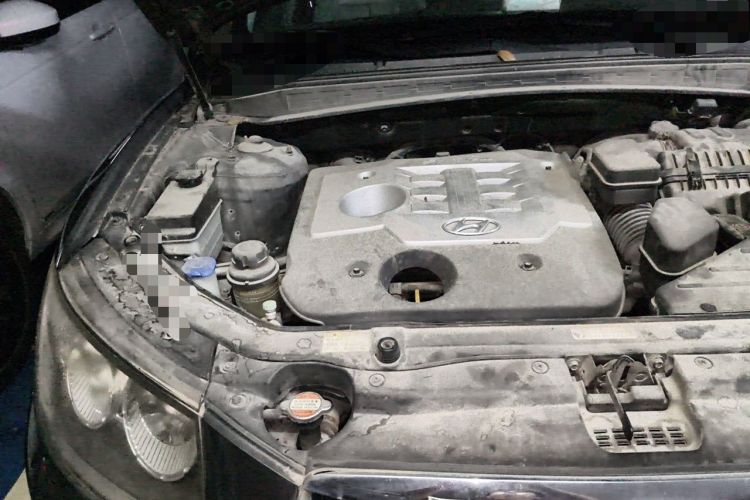 Used Hyundai Santa Fe Classic 2011 2.4 Luxury Edition 7-Seater Two-Wheel Drive Engine Bay Right
