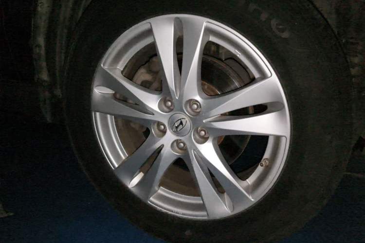 Used Hyundai Santa Fe Classic 2011 2.4 Luxury Edition 7-Seater Two-Wheel Drive Right Front Wheel Hub