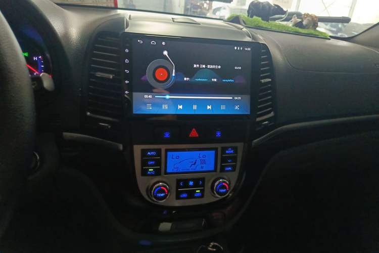 Used Hyundai Santa Fe Classic 2012 2.4 Luxury Edition 7-Seater Four-Wheel Drive Audio And AC Panel