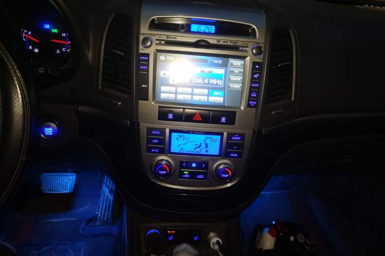 Used Hyundai Santa Fe Classic 2012 2.4 Comfort Edition 7-Seater Four-Wheel Drive Audio And AC Panel