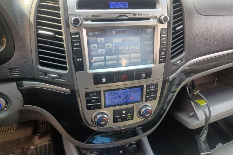 Used Hyundai Santa Fe Classic 2012 2.4 Ultimate Edition 7-Seater Four-Wheel Drive Audio And AC Panel