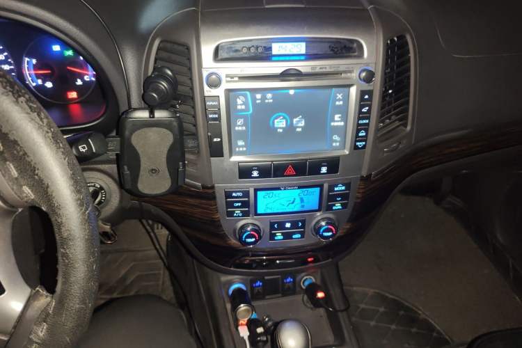 Used Hyundai Santa Fe Classic 2012 2.4 Comfort Edition 7-Seater Four-Wheel Drive Audio And AC Panel