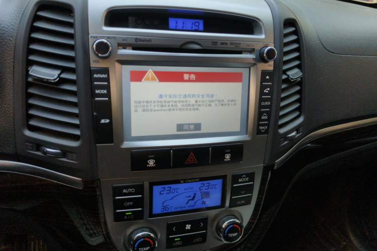 Used Hyundai Santa Fe Classic 2012 2.4 Comfort Edition 7-Seater Four-Wheel Drive Audio And AC Panel