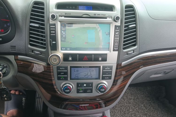 Used Hyundai Santa Fe Classic 2012 2.4 Comfort Edition 7-Seater Four-Wheel Drive Audio And AC Panel