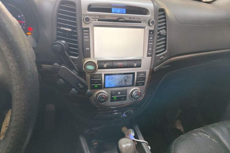 Used Hyundai Santa Fe Classic 2012 2.4 Comfort Edition 7-Seater Four-Wheel Drive Audio And AC Panel