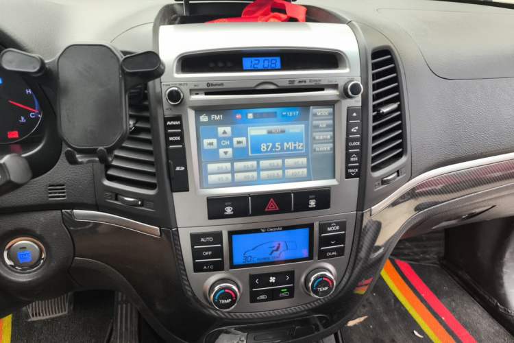 Used Hyundai Santa Fe Classic 2012 2.4 Ultimate Edition 7-Seater Four-Wheel Drive Audio And AC Panel