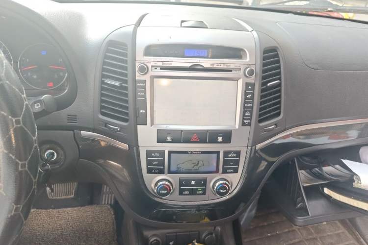 Used Hyundai Santa Fe Classic 2012 2.4 Ultimate Edition 7-Seater Four-Wheel Drive Audio And AC Panel