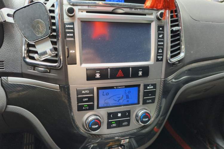 Used Hyundai Santa Fe Classic 2012 2.4 Ultimate Edition 7-Seater Four-Wheel Drive Audio And AC Panel