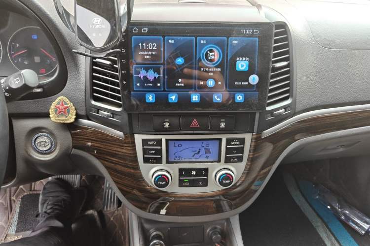 Used Hyundai Santa Fe Classic 2012 2.4 Luxury Edition 7-Seater Four-Wheel Drive Audio And AC Panel