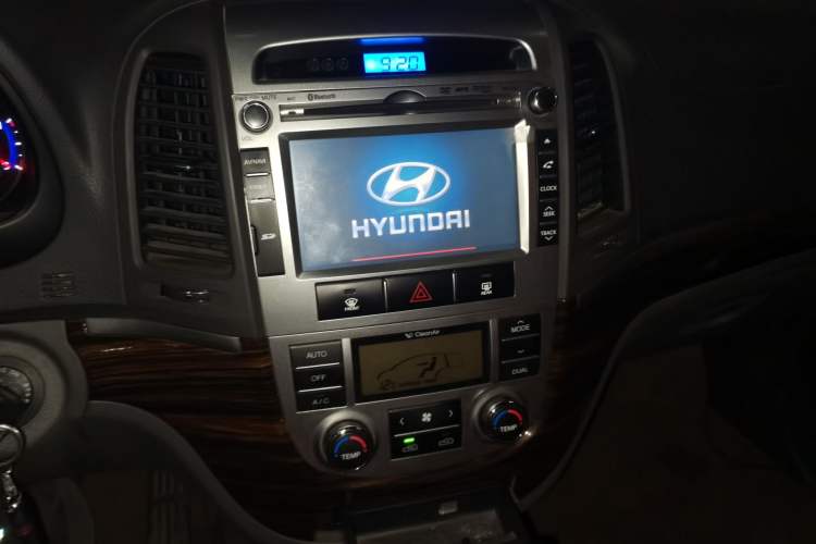 Used Hyundai Santa Fe Classic 2012 2.4 Comfort Edition 7-Seater Four-Wheel Drive Audio And AC Panel