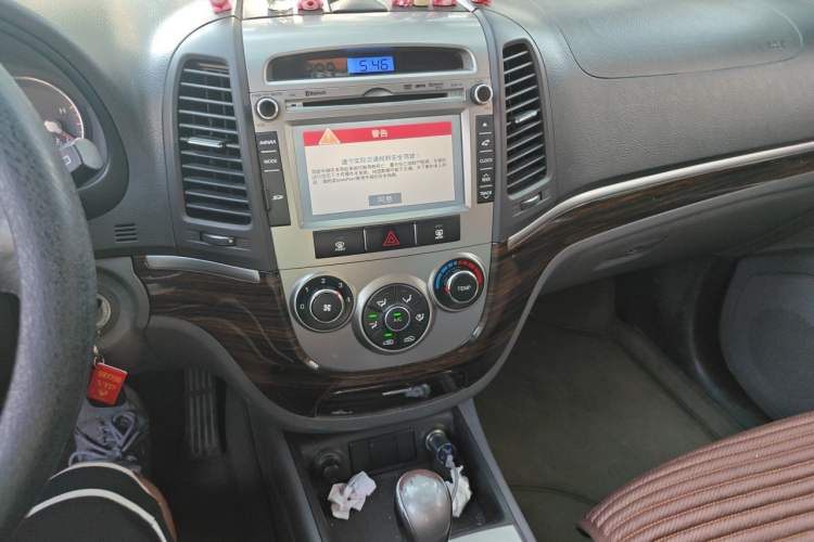Used Hyundai Santa Fe Classic 2012 2.4 Comfort Edition 5-Seater Two-Wheel Drive Audio And AC Panel