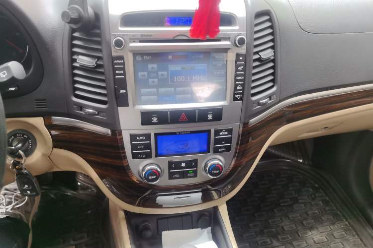 Used Hyundai Santa Fe Classic 2012 2.4 Comfort Edition 7-Seater Four-Wheel Drive Audio And AC Panel