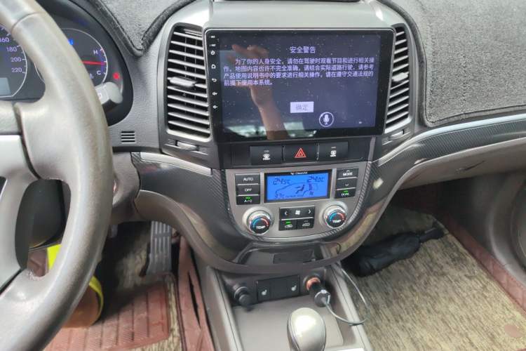 Used Hyundai Santa Fe Classic 2012 2.4 Ultimate Edition 7-Seater Four-Wheel Drive Audio And AC Panel