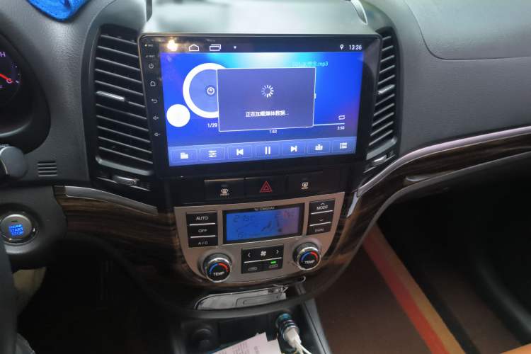 Used Hyundai Santa Fe Classic 2012 2.4 Luxury Edition 7-Seater Four-Wheel Drive Audio And AC Panel