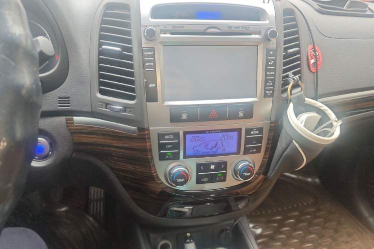 Used Hyundai Santa Fe Classic 2012 2.4 Comfort Edition 7-Seater Four-Wheel Drive Audio And AC Panel