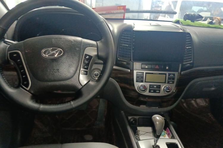 Used Hyundai Santa Fe Classic 2012 2.4 Luxury Edition 7-Seater Four-Wheel Drive Center Console
