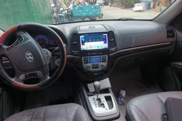 Used Hyundai Santa Fe Classic 2012 2.4 Comfort Edition 7-Seater Four-Wheel Drive Center Console