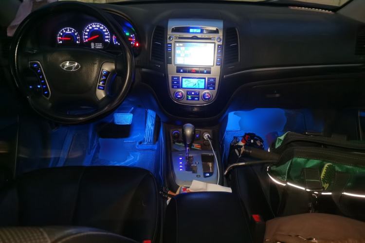 Used Hyundai Santa Fe Classic 2012 2.4 Comfort Edition 7-Seater Four-Wheel Drive Center Console