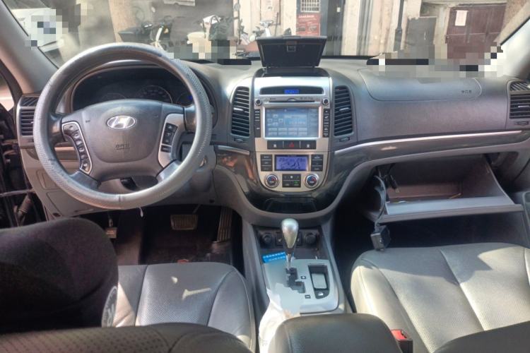 Used Hyundai Santa Fe Classic 2012 2.4 Ultimate Edition 7-Seater Four-Wheel Drive Center Console