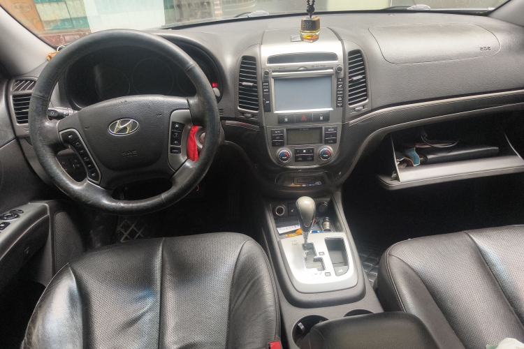 Used Hyundai Santa Fe Classic 2012 2.4 Ultimate Edition 7-Seater Four-Wheel Drive Center Console