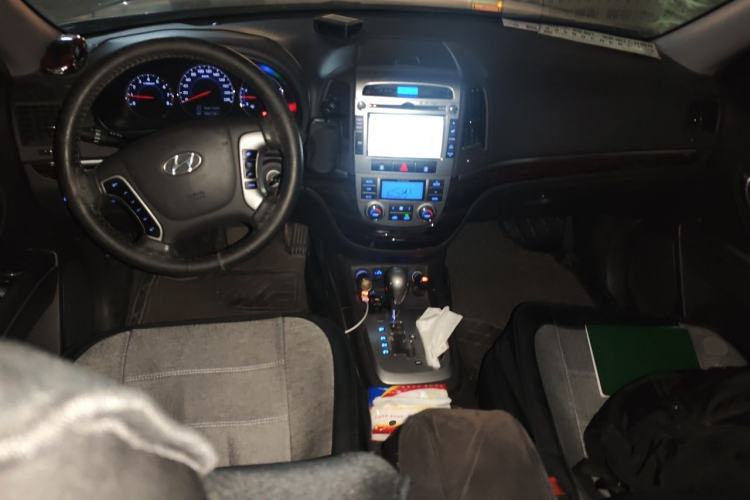 Used Hyundai Santa Fe Classic 2012 2.4 Comfort Edition 7-Seater Four-Wheel Drive Center Console