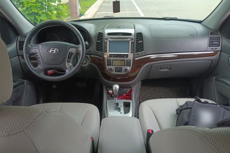 Used Hyundai Santa Fe Classic 2012 2.4 Comfort Edition 7-Seater Four-Wheel Drive Center Console