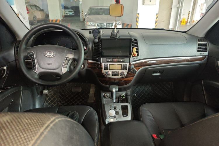 Used Hyundai Santa Fe Classic 2012 2.4 Luxury Edition 7-Seater Four-Wheel Drive Center Console