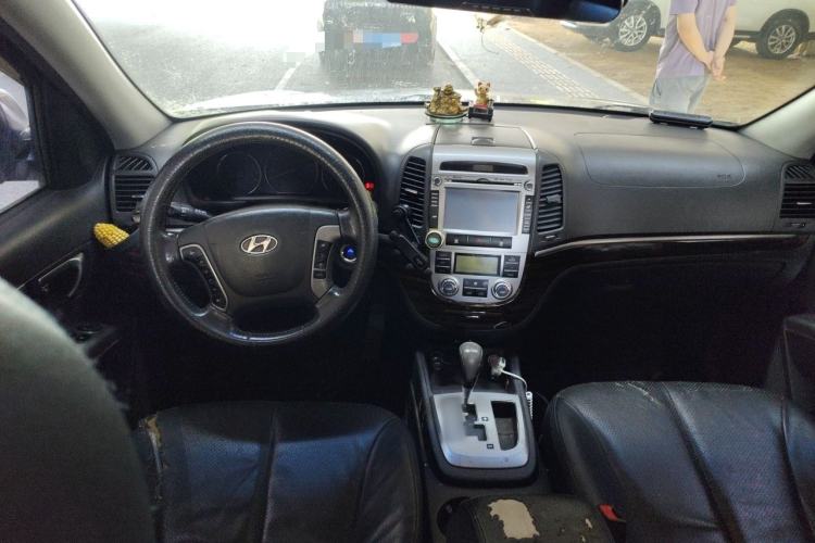 Used Hyundai Santa Fe Classic 2012 2.4 Comfort Edition 7-Seater Four-Wheel Drive Center Console