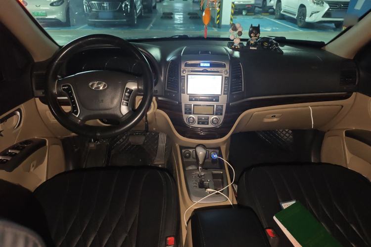 Used Hyundai Santa Fe Classic 2012 2.4 Comfort Edition 7-Seater Four-Wheel Drive Center Console