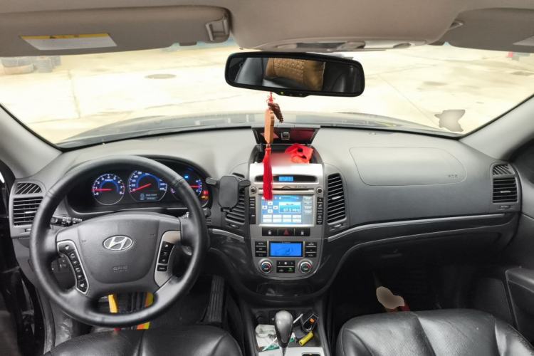 Used Hyundai Santa Fe Classic 2012 2.4 Ultimate Edition 7-Seater Four-Wheel Drive Center Console