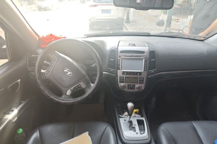 Used Hyundai Santa Fe Classic 2012 2.4 Ultimate Edition 7-Seater Four-Wheel Drive Center Console