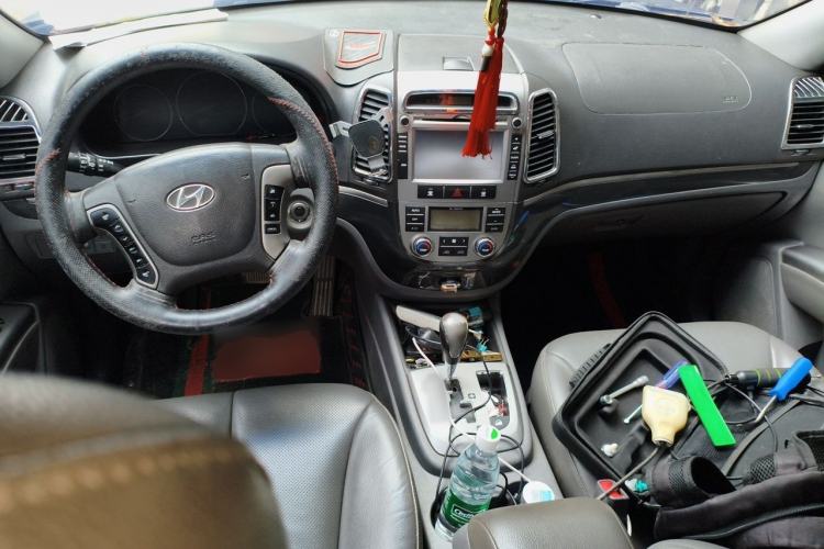 Used Hyundai Santa Fe Classic 2012 2.4 Ultimate Edition 7-Seater Four-Wheel Drive Center Console