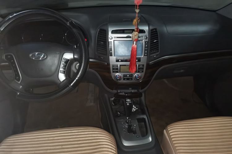 Used Hyundai Santa Fe Classic 2012 2.4 Comfort Edition 7-Seater Four-Wheel Drive Center Console